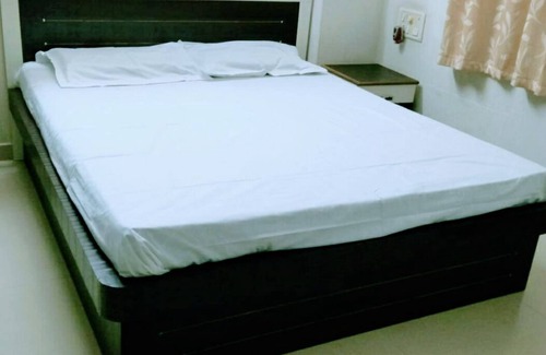 Surat Apartamento | Vraj House solo para hombres, mujeres y parejas casadas