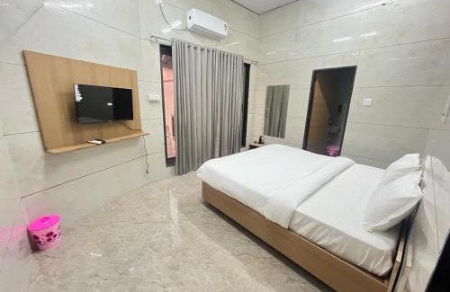Dwarka Hotel | Vrajvashi-Home Stay