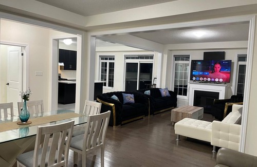Brampton Casa | VRBO 6 Bedroom 3.5 Bath Awesome Corner Property for SHORT TERM RENTAL