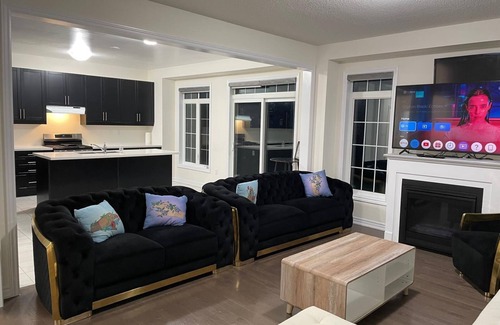 Brampton Casa | VRBO 6 Bedroom 3.5 Bath Awesome Corner Property for SHORT TERM RENTAL