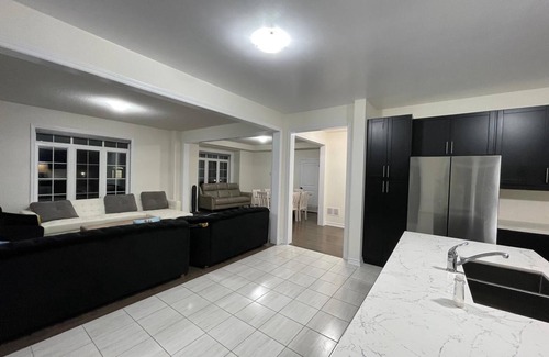 Brampton Casa | VRBO 6 Queen Beds in 6 Bedrooms with 3 Bedrooms Having Attached Bath