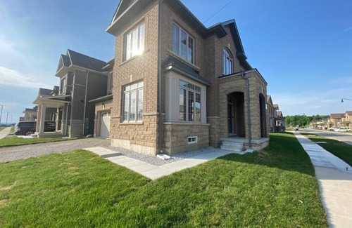 Brampton Casa | VRBO 6 Queen Beds in 6 Bedrooms with 3 Bedrooms Having Attached Bath