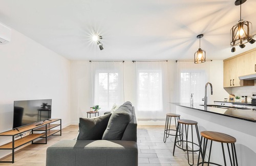 Sainte-Anne-des-Plaines Apartamento | Vrbo Property