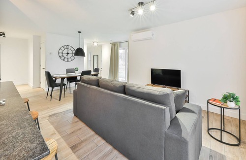 Sainte-Anne-des-Plaines Apartamento | Vrbo Property