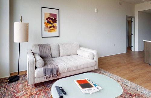 Eisenhower East Apartamento | Sunny 1BR Near Dtwn DC Sites w/ Concierge + Gym