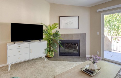 Foster City Apartamento | Lovely 2BR in Foster City, Parking + Pet-Friendly