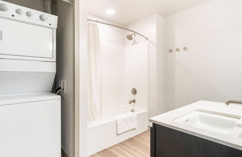 Stanwood Apartamento | Modern Apartment in Prime Location (ID9541X01)