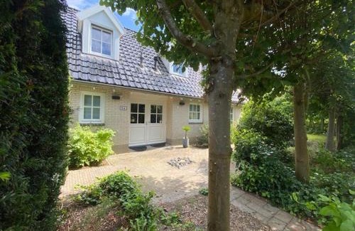Zeewolde Villa | Vrijstaande villa met grote tuin, 4 slaapkamers en sauna