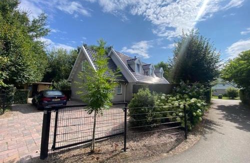 Zeewolde Villa | Vrijstaande villa met grote tuin, 4 slaapkamers en sauna