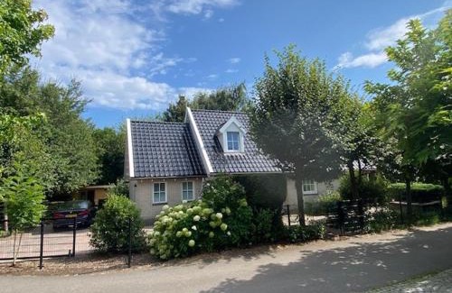Zeewolde Villa | Vrijstaande villa met grote tuin, 4 slaapkamers en sauna