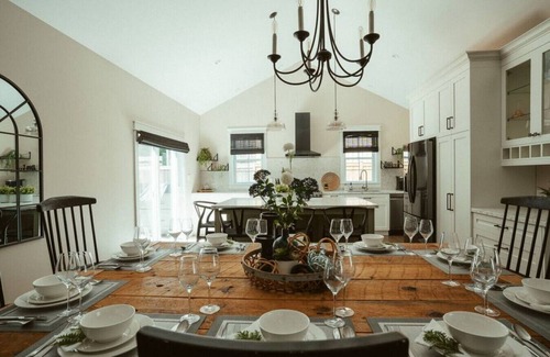 Alcona Apartamento | Beach House 5 Star Gem with a Muskoka room and Yoga Studio