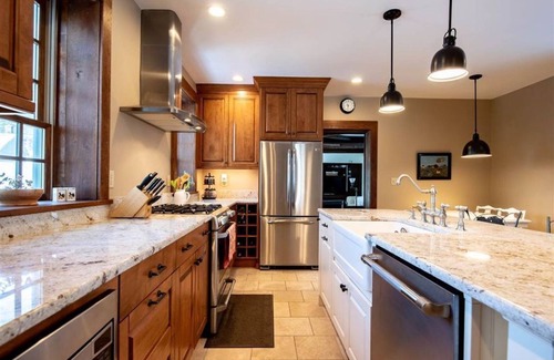 Cavendish Casa | VT Retreat - TV + Hot Tub + Pool Table