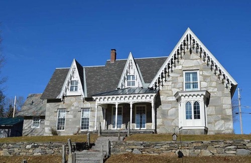 Cavendish Casa | VT Retreat - TV + Hot Tub + Pool Table