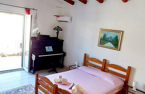 Castellammare Apartamento | Vucciria's Historic Home