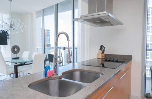 Downtown Miami Condominio | W Hotel Miami 49th Fl condo with Stunning Water and City Views - Pool & More