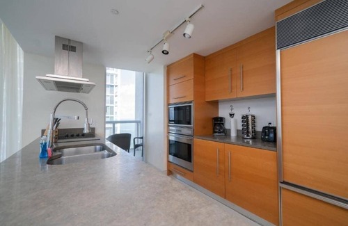 Downtown Miami Condominio | W Hotel Miami 49th Fl condo with Stunning Water and City Views - Pool & More