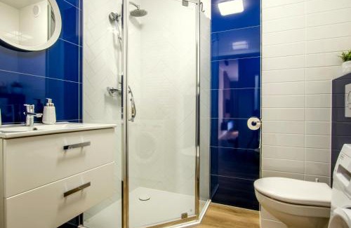 Koszalin Apartamento | W&K - Blue Suite - Faktura VAT, Szybkie Wi-Fi, Netflix, Parking w garażu, Blisko dworca i centrum