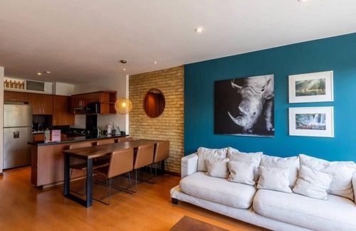 La Gran Via Apartamento | w* | Vibrant Duplex in Chico
