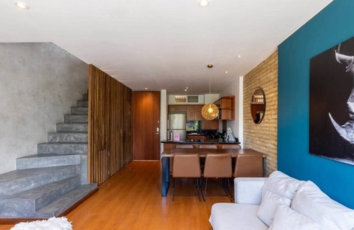 La Gran Via Apartamento | w* | Vibrant Duplex in Chico