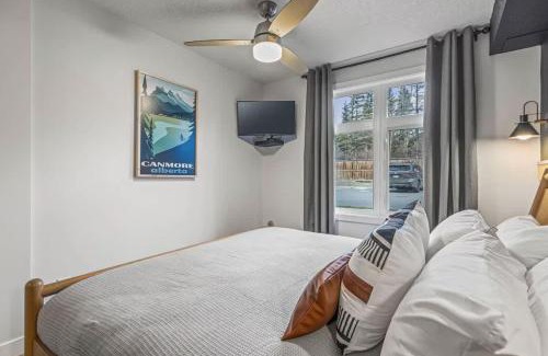 Canmore Casa | W118 NEW! Central Canmore- Light Industrial Hotel Room