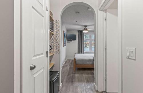 Canmore Casa | W118 NEW! Central Canmore- Light Industrial Hotel Room
