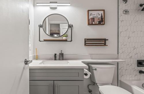 Canmore Casa | W118 NEW! Central Canmore- Light Industrial Hotel Room