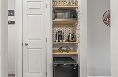 Canmore Casa | W118 NEW! Central Canmore- Light Industrial Hotel Room