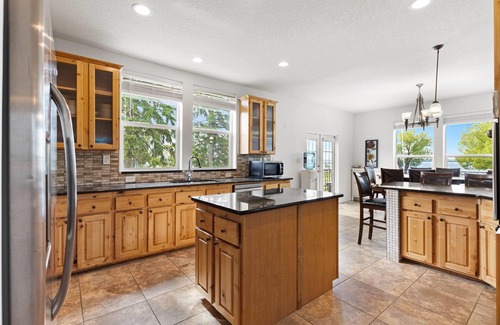 Parkland County Casa | Wabamun Lakefront Getaway with additional Family Suite & Bunk House for the Kids