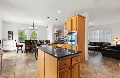 Parkland County Casa | Wabamun Lakefront Getaway with additional Family Suite & Bunk House for the Kids