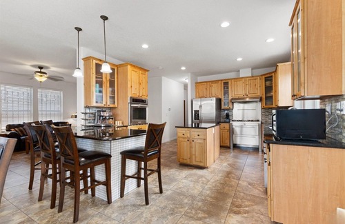 Parkland County Casa | Wabamun Lakefront Getaway with additional Family Suite & Bunk House for the Kids
