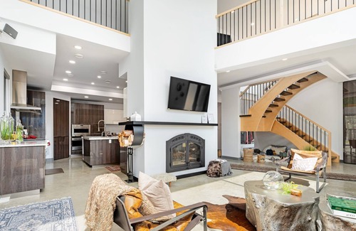 Parkland County Casa | Wabamun Modern Retreat Oasis. Sleeps 6. Hot Tub.