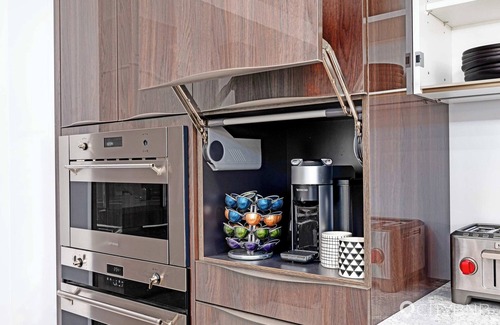 Parkland County Casa | Wabamun Modern Retreat Oasis. Sleeps 6. Hot Tub.