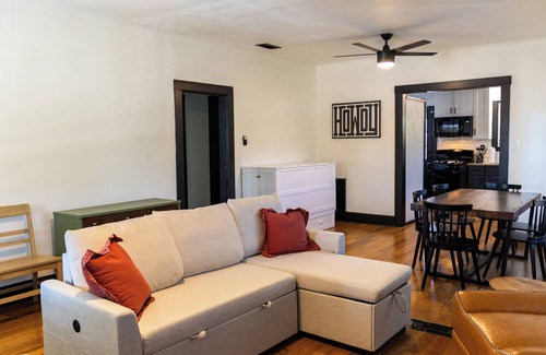 Dean Highland Casa | Waco family stay w/ pickle ball court