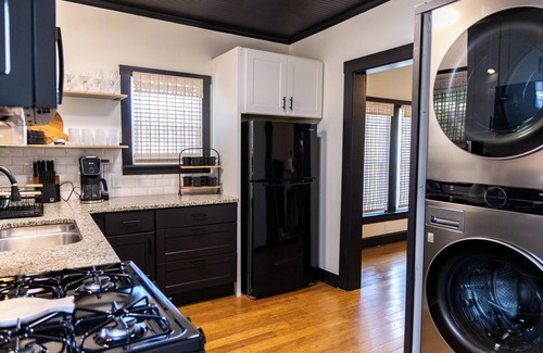 Dean Highland Casa | Waco family stay w/ pickle ball court