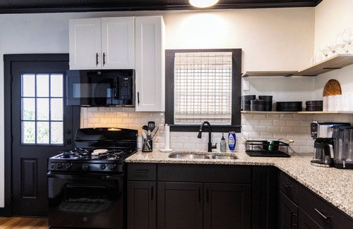 Dean Highland Casa | Waco family stay w/ pickle ball court