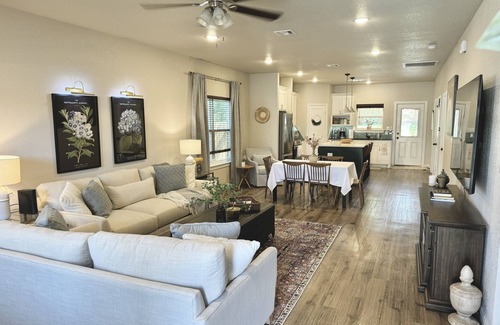 University Casa | Waco's Brick Beauty! 0.7 miles to Magnolia Market, 1.1 miles to Baylor!