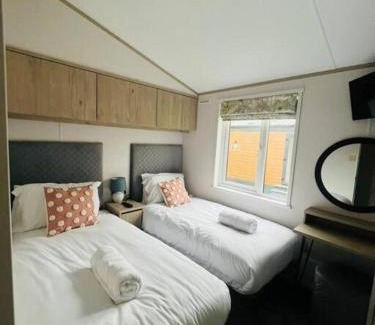 Allerthorpe Casa | Wag Tail Lodge with Hot Tub