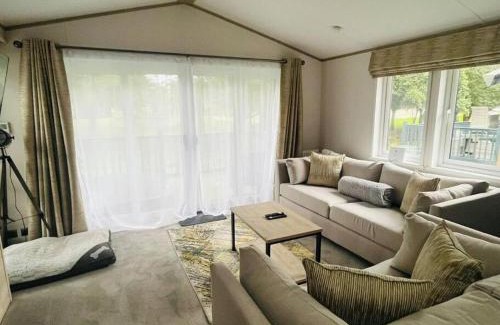 Allerthorpe Casa | Wag Tail Lodge with Hot Tub