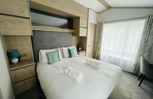 Allerthorpe Casa | Wag Tail Lodge with Hot Tub