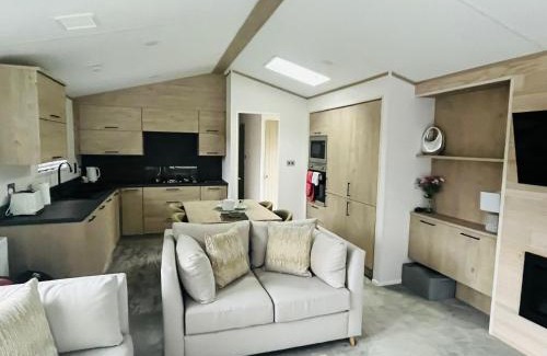 Allerthorpe Casa | Wag Tail Lodge with Hot Tub