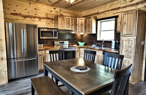Gatlinburg - Pigeon Forge Complejo | Wagon Wheel is a stunning log cabin located a short drive from Dollywood