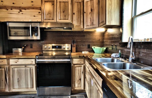 Gatlinburg - Pigeon Forge Complejo | Wagon Wheel is a stunning log cabin located a short drive from Dollywood