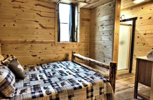 Gatlinburg - Pigeon Forge Complejo | Wagon Wheel is a stunning log cabin located a short drive from Dollywood