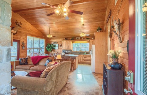 New Braunfels Cabina | Wagon Wheel Rr9084ww 3 Bedroom Home by RedAwning