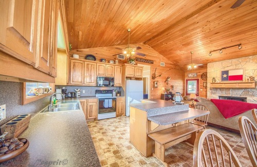 New Braunfels Cabina | Wagon Wheel Rr9084ww 3 Bedroom Home by RedAwning