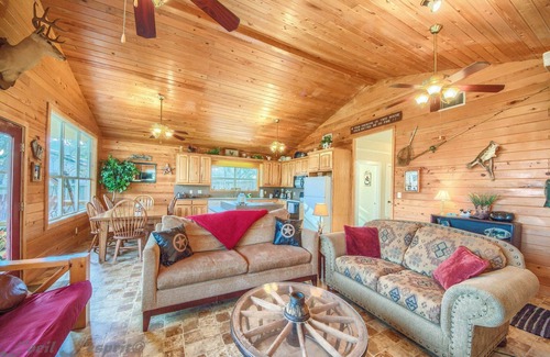 New Braunfels Cabina | Wagon Wheel Rr9084ww 3 Bedroom Home by RedAwning