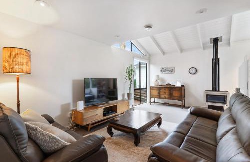 Torbay Casa | Waiake Family Retreat - Auckland Holiday Home