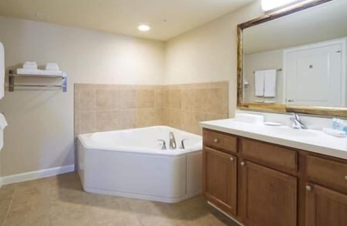 Waikiki Complejo | Waikikian Beach Walk Resort & Spa, Hot Tub, Beach!