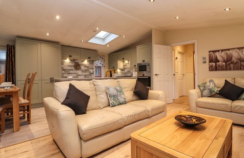 Troutbeck Cabaña | WAINWRIGHT LODGE, pet friendly, with hot tub in Windermere