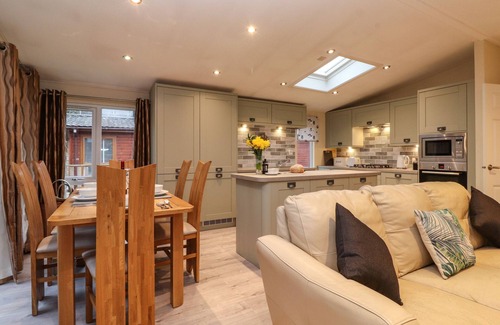 Troutbeck Cabaña | WAINWRIGHT LODGE, pet friendly, with hot tub in Windermere